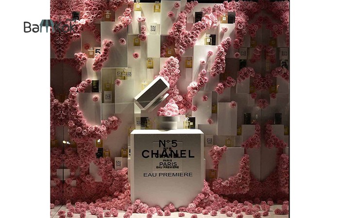 نحوه طراحی ویترین فروشگاه عطر و ادکلن با سبک رمانتیک
