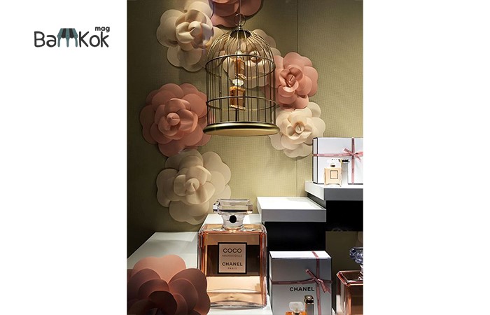 نحوه طراحی ویترین فروشگاه عطر و ادکلن با سبک رمانتیک