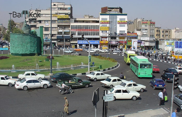 بررسی موقعیت جغرافیایی میدان انقلاب